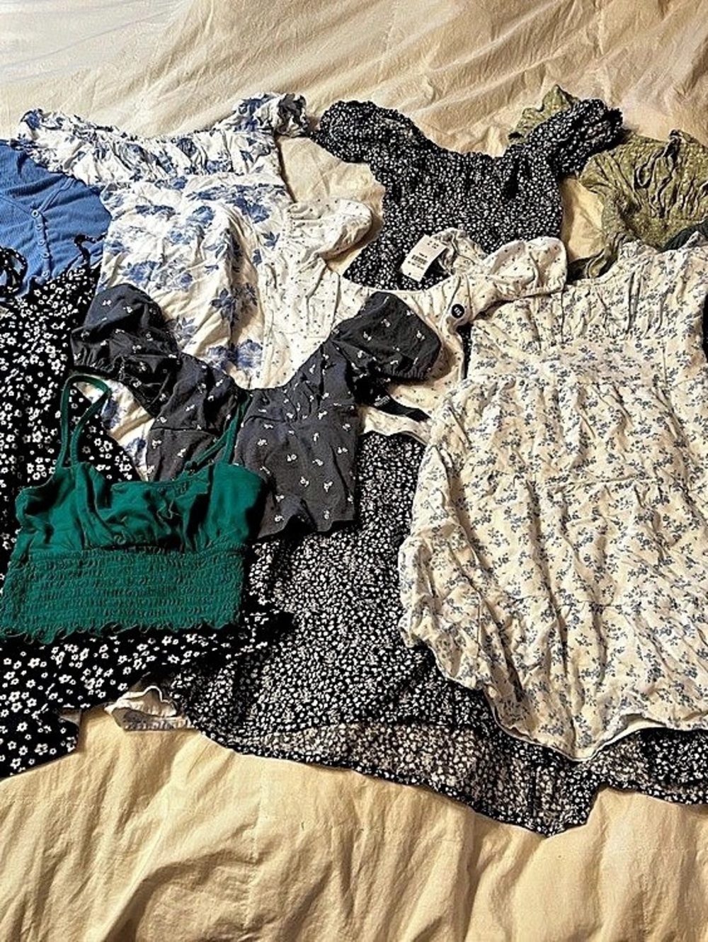 10 items! Huge lot of Floral Dress and tops! New and like new!!